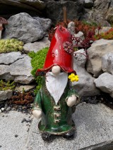 Dekorácie - Keramický trpaslík zelený s kvetom - 9792703_