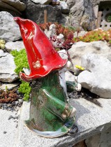 Dekorácie - Keramický trpaslík zelený s kvetom - 9792704_
