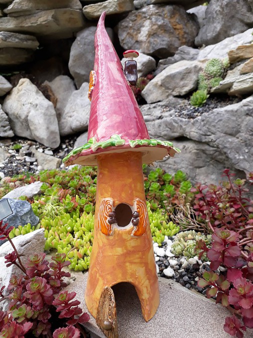 Záhradný keramický domček s ružovou strechou