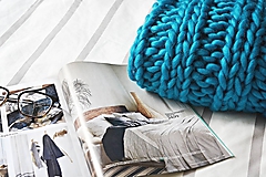 Úžitkový textil - Vlnená pletená deka - azúrová modrá - 9793587_