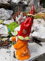 Dekorácie - Oranžový keramický trpaslík s kvetom - 9792885_