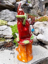 Dekorácie - Oranžový keramický trpaslík s kvetom - 9792886_