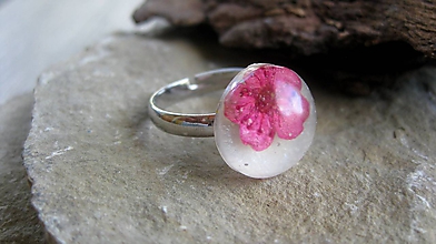 Prstene - Živicový prsteň s kvietkami AKCIA (AKCIA ružový kvet č. 2251) - 9795518_