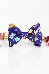Pánske doplnky - Hodvábny kvetinový motýlik "Blue garden" - 9798145_