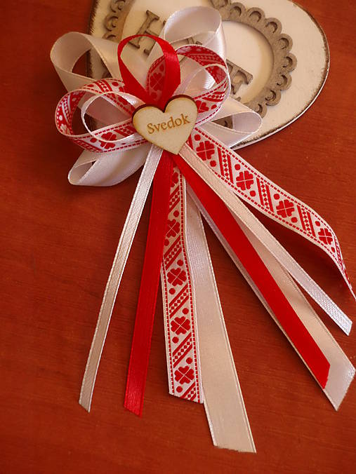 Svadobné pierka - Č. 309 Veľké folklórne pierka pre rodičov s červeným vzorom s nápismi - 9806990_
