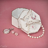 Sady šperkov - Motýľ a rosa - sada prívesku a náušníc v darčekovej krabičke - 9810529_