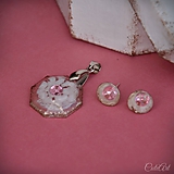 Sady šperkov - Motýľ a rosa - sada prívesku a náušníc v darčekovej krabičke - 9810532_