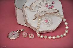Sady šperkov - Motýľ a rosa - sada prívesku a náušníc v darčekovej krabičke - 9810533_