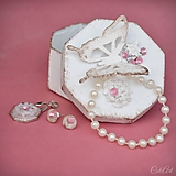 Sady šperkov - Motýľ a rosa - sada prívesku a náušníc v darčekovej krabičke - 9810534_