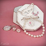 Sady šperkov - Motýľ a rosa - sada prívesku a náušníc v darčekovej krabičke - 9810535_
