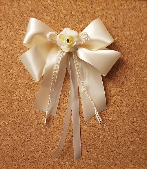 Dekorácie - vintage mašľa na auto krémová s ružičkou a krajkou 18 cm - 9813771_
