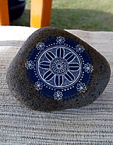 Dekorácie - Biela kresba na modrom kruhu - Na kameni maľované - 9816815_