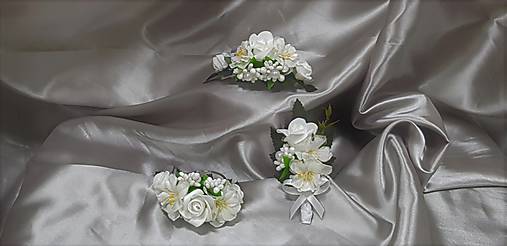 Svadobný set z bielych ružičiek a kvetov čerešne