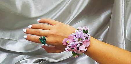 Náramky - Kvetinový náramok z béžovo - ružových hortenzií a fialovej margarétky pre družičku - 9820225_