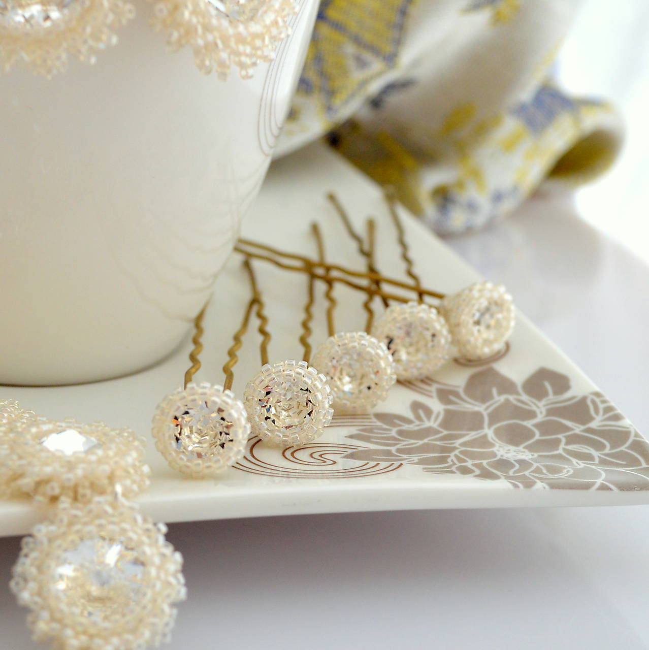 Jednoduché korálkovo - krištáľové vlásenky - kus* (Swarovski) (Crystal - Ceylon Light Ivory korálky)