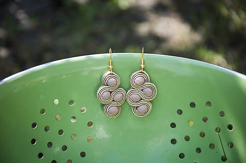 Náušnice - Svetlo-hnedé soutache náušnice - 9834209_