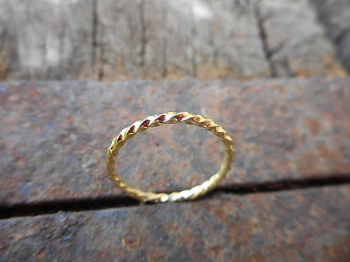  - Twisted ring - 9832872_