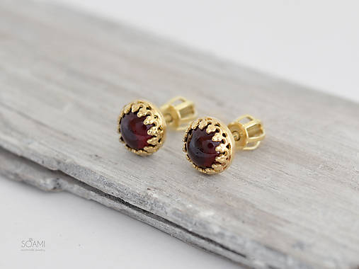 Náušnice - CERTIFIKÁT 585/1000 zlaté náušnice s prírodným granátom (žlté zlato) - 9836548_