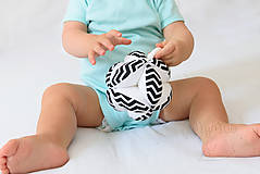 Hračky - Montessori úchopová loptička s rolničkou - čierna/chevron - 9846231_