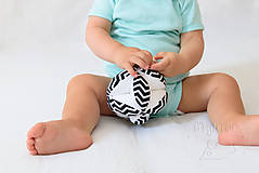 Hračky - Montessori úchopová loptička s rolničkou - čierna/chevron - 9846233_