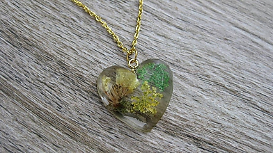 Náhrdelníky - Srdiečko s kvietkami - živicový náhrdelník (AKCIA so zeleno žltými kvietkami, č. 2001) - 9845297_