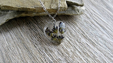 Náhrdelníky - Živicové srdiečko s kvetmi menšie- náhrdelník, chirurgická oceľ (AKCIA s levandulou č. 2304) - 9848552_
