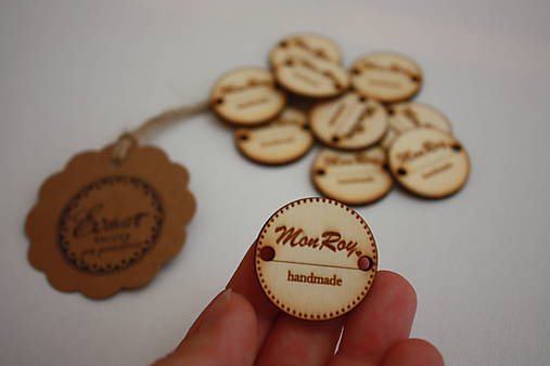 Materiál ručne robený - Gravirované logo 3 cm  - 9863491_