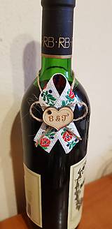 Svadobné pierka - folklórne pierko na fľašu s jutovým špagátom a dreveným srdiečkom - 9868130_
