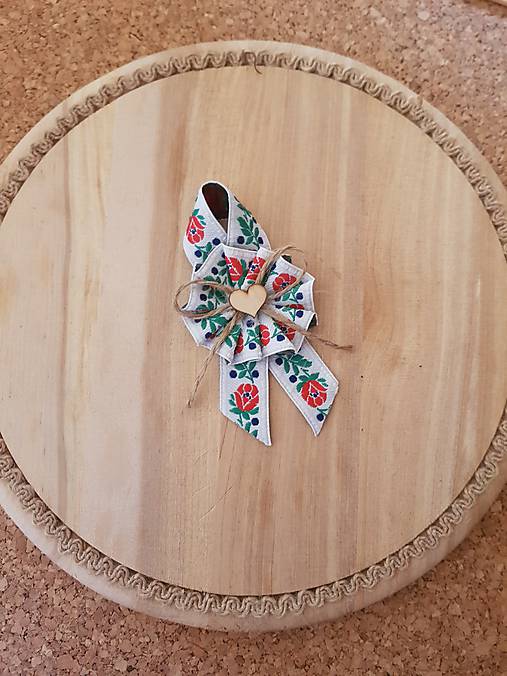 Svadobné pierka - folklórne pierko s jutovým špagátom a dreveným srdiečkom pre rodičov, svedkov - 9868118_