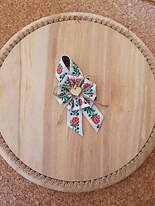 Svadobné pierka - folklórne pierko s jutovým špagátom a dreveným srdiečkom pre rodičov, svedkov - 9868118_