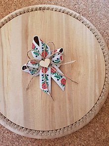 Svadobné pierka - folklórne pierko s jutovým špagátom a dreveným srdiečkom pre rodičov, svedkov - 9868124_