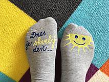Ponožky, pančuchy, obuv - Motivačné maľované ponožky s nápisom "Dnes je skvelý deň" (SVETLOSIVÉ ("Dnes je skvelý deň/ Usmej sa!”)) - 9869034_