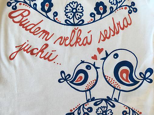 Folkové maľované tričko pre budúcu sestričku (s ružovými vtáčikmi a nápisom “Bude zo mňa veľká sestra”)