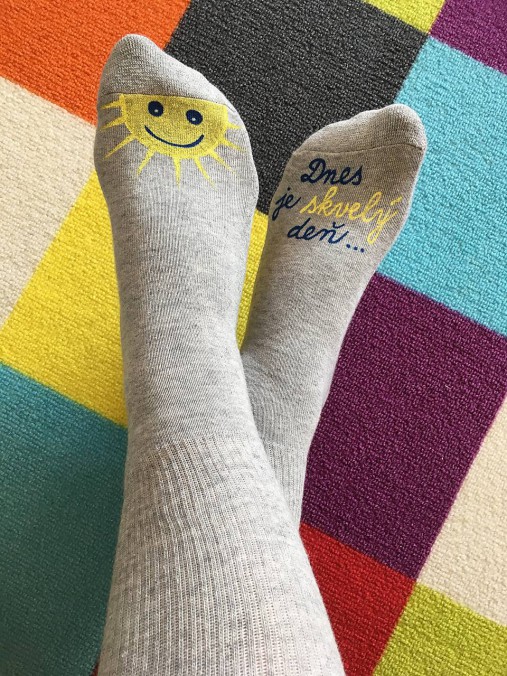 Motivačné maľované ponožky s nápisom "Dnes je skvelý deň" (Dnes je skvelý deň na sivých ponožkách)