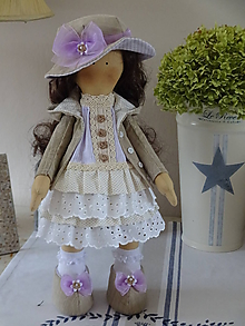 Hračky - Béžovofialová bábika v klobúku - 9871784_