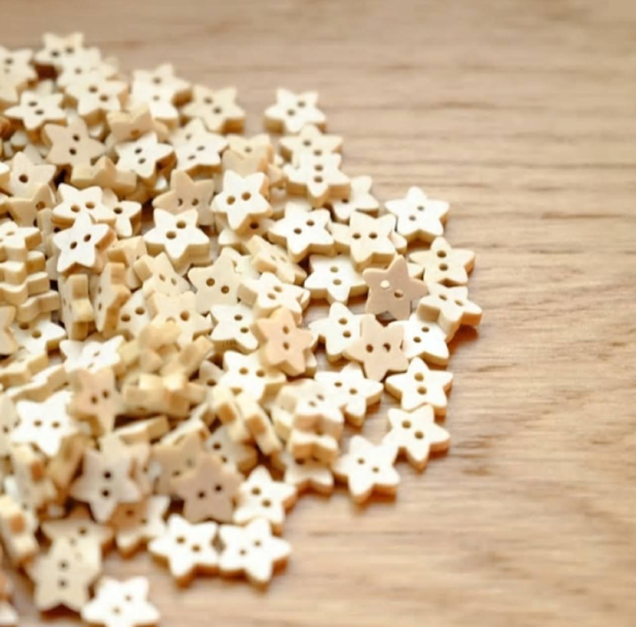 G103 Gombíček drevený hviezdička 1,3 cm