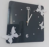 Hodiny - Moderné nástenné hodiny z plastu-Motýle, Farba:sivá,biela, Rozmer: 30x30 cm  z29 - 9878962_
