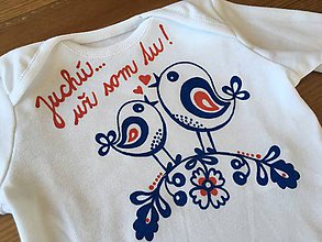Detské oblečenie - Maľované body so srdiečkom naľudovo a nápisom "Juchú... Už som tu!" - 9881071_