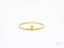 Prstene - 585/1000 zlatý decentný prsteň (žlté zlato) - 9887750_