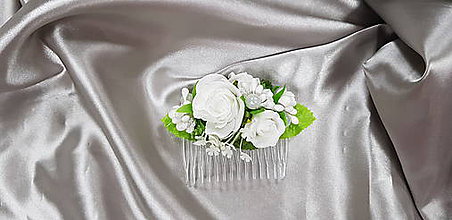 Ozdoby do vlasov - Svadobný kvetinový hrebienok do vlasov z bielych ruží - 9896953_