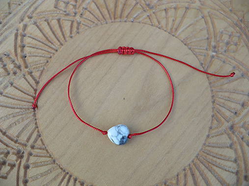 Náramky - jednoduchý šnúrkový náramok s Magnezitovým srdcom - 9899333_