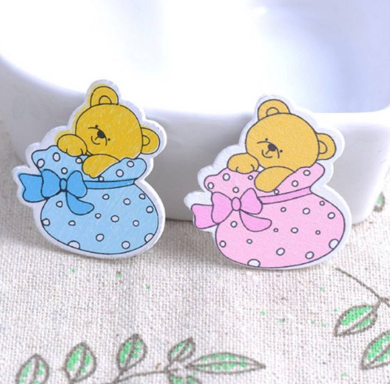 VY106 Výrez drevený macko 3,6 x 2,4 cm