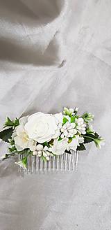 Ozdoby do vlasov - Biely svadobný kvetinový hrebienok do vlasov - 9914977_