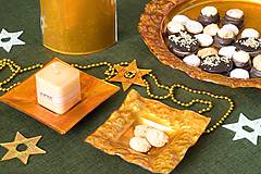 Svietidlá - Sklenený svietnik jantárový zvlnený- dekor zlaté hviezdičky - 9921351_