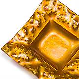 Svietidlá - Sklenený svietnik so sviečkou jantárový zvlnený- dekor zlaté hviezdičky - 9921449_