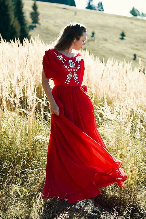 Ručne vyšívané červené šaty