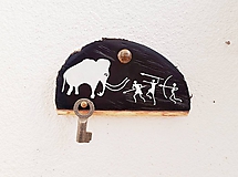 Dekorácie - Lov na mamuta (obrázok maľovaný na dreve; vešiak) - 9940278_