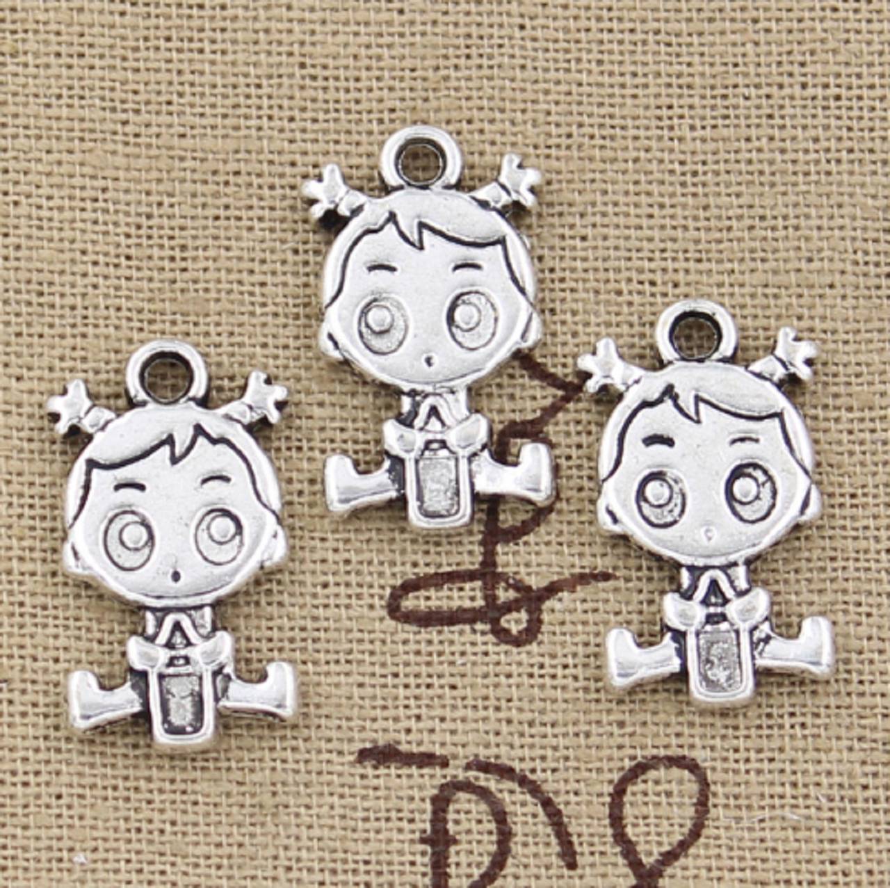 PR102 Prívesok dievčatko/chlapček s fľaškou 2,4 x 2,3 cm (Dievčatko strieborné)