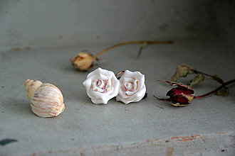 Náušnice - Biele ruže, náušnice, fimo - 9940178_