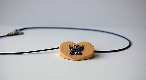 Náhrdelník z dreva - Motýlie srdce